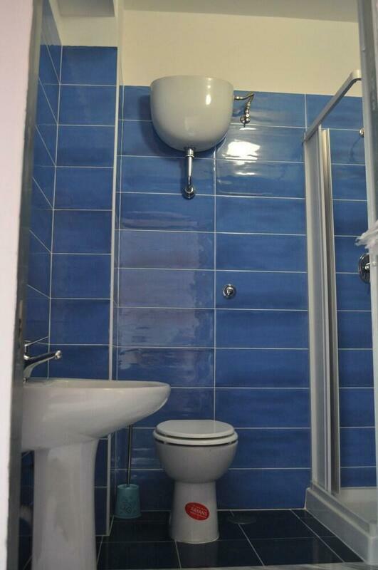 Bagno privato con piastrelle blu