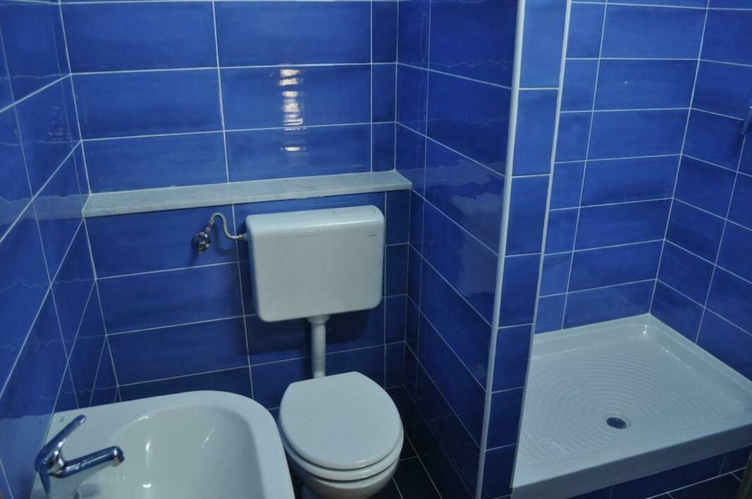 Bagno con lavabo e doccia