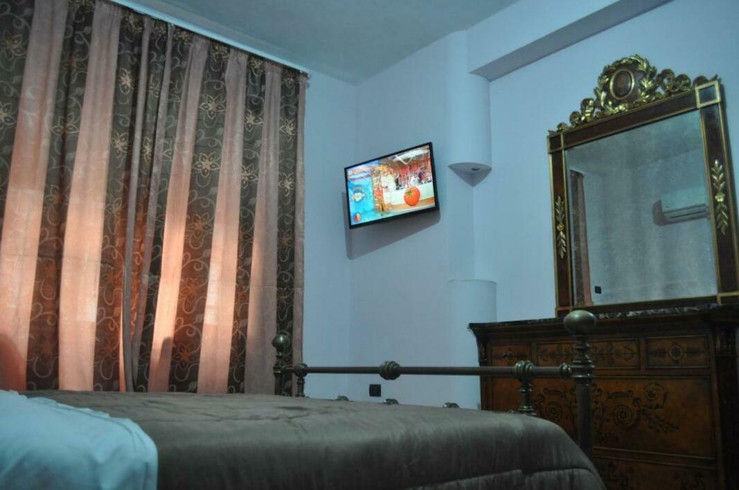 Camera con TV e arredi classici